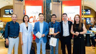 Đạo diễn Phạm Hoàng Nam, đạo diễn Johnny Burke (Anh), doanh nhân - nhà hảo tâm Nguyễn Phương Lam, bà Lưu Bảo Hương (đại diện dự án Living Heritage), nhiếp ảnh gia Minh Hòa, nhà báo – đại sứ văn hóa đọc Trung Nghĩa… tại buổi ra mắt sách Vũ trụ của TÂM tại TPHCM