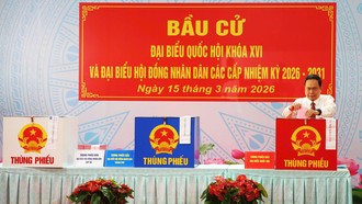 Đồng chí Trần Thanh Mẫn bỏ lá phiếu đầu tiên vào thùng phiếu.