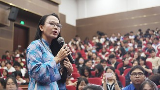 “Đọc sách vun bồi tri thức sâu giúp chúng ta giữ được sự tỉnh táo trước dòng thông tin nhanh và cảm tính trên mạng xã hội” - TS. Quốc Minh chia sẻ với các sinh viên. Ảnh: Trung Nghĩa 