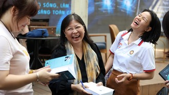 Tác giả Nguyễn Phi Vân tặng chữ ký lên sách cho người đọc. Ảnh: Trung Nghĩa