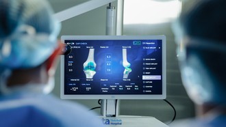Phần mềm chuyên dụng của Robot CUVIS-Joint giúp bác sĩ kiểm tra và cân bằng tối ưu cấu trúc khớp, mô mềm và trục chi trong quá trình mổ. Ảnh: Bệnh viện Đa khoa Tâm Anh