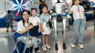 AI & ROBOTICS DAY: Lần đầu tiên robot hình người xuất hiện, “khuấy đảo” và thu hút phụ huynh – học sinh tại STEM TOWN.
