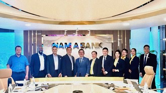 Ban lãnh đạo BlueOrchard và Nam A Bank cùng nhau thảo luận các chương trình hợp tác.