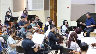 Dàn nhạc giao hưởng HBSO tích cực tập luyện để mang lại những giai điệu bất hủ của Mozart đến với khán giả - Ảnh: HBSO
