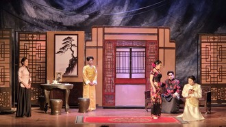 Lôi vũ kể về bi kịch gia đình nhà họ Chu với những giá trị phong kiến đang vụn vỡ