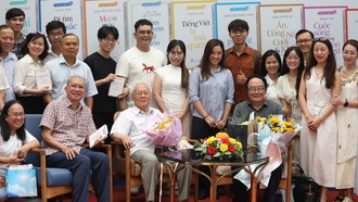 Đông đảo bạn đọc tham dự buổi giao lưu "Tiếng Việt lạ mà quen" ở TPHCM ngày 19/4. Ảnh: Trung Nghĩa