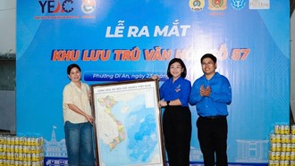 Đoàn phường Dĩ An trao tặng Bản đồ hành chính nước Cộng hòa Xã hội Chủ nghĩa Việt Nam cho khu lưu trú.