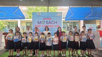 Trao tặng nhiều phần quà cho các bạn giao lưu, viết cảm nhận, ước mơ, vẽ tranh, tô màu