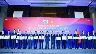 Tổng Giám đốc Agribank Phạm Toàn Vượng (thứ hai từ trái sang) cùng các doanh nghiệp nhận văn bản ký kết hợp tác giữa các doanh nghiệp và tổ chức hai nước