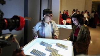 Một cảnh trong phim “Y Vân” có nhà sưu tầm Huỳnh Minh Hiệp (trái) và Khoa Hà (phải)