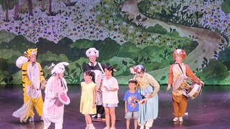Điểm đặc sắc của vở diễn là tính tương tác rất cao để các em nhỏ hòa cùng vở diễn