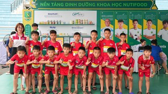  Các cầu thủ nhí tranh thủ check in khu vực Học viện dinh dưỡng