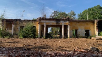 Mặt sau, tầng lầu và phần mái của Dinh Tỉnh trưởng Gò Công bị tháo dỡ hết, chỉ còn lại phần mặt tiền phía trước.