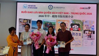 Dịch giả Nguyễn Lệ Chi (trái) tặng hoa và sách cho các đối tác
