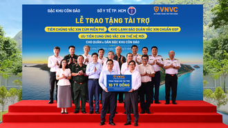 Ông Nguyễn Phước Lộc - Ủy viên Ban Chấp hành Trung ương Đảng, Phó Bí thư Thành ủy, Chủ tịch Ủy ban MTTQ Việt Nam TP.HCM; TS.BS Huỳnh Minh Chín - Phó Giám đốc Sở Y tế TP.HCM; ông Lê Hoàng Hải - Bí thư Đảng ủy Đặc khu, Chủ tịch HĐND Đặc khu Côn Đảo cùng đại diện các sở, ban, ngành, lực lượng cảnh sát biển và đông đảo nhân dân địa phương chứng kiến Lễ trao tặng Gói tài trợ của VNVC tại Đặc khu Côn Đảo. Ảnh: Minh Trung