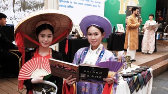Ấn phẩm "Sài Gòn cà phê" của tác giả Neil Featherstone được giới thiệu tại không gian trải nghiệm cà phê phong cách Việt. Ảnh: Đỗ Minh Khôi 