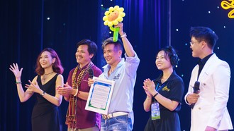 Ca sĩ Đàm Vĩnh Hưng tại đêm diễn văn nghệ "Lặng"