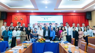 Đại biểu tham gia tọa đàm chụp ảnh lưu niệm 