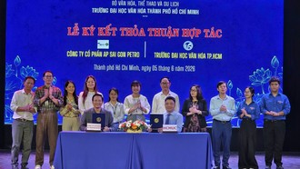 PGS.TS Lâm Nhân (phải) - Đại học Văn hóa TPHCM ký kết thỏa thuận hợp tác với các doanh nghiệp.