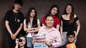 Giảng viên/nhiếp ảnh gia Trung Nghĩa và nhóm SV năm 2 Khoa Quan hệ công chúng và Truyền thông Trường ĐH Văn Lang trong studio thực hiện bộ ảnh chủ đề “Đọc trước khi phản ứng - Read Before You React” ngày 9/6/2026