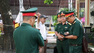 Kiến trúc sư Nguyễn Xuân Thắng (áo trắng) đang trao đổi với các sĩ quan thuộc Bộ Tu lệnh TPHCM