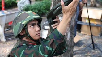 Một chiến sĩ công binh đang kiểm tra thông số máy sau khi khảo sát