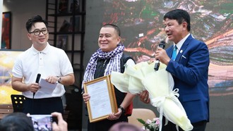 Chủ tịch Hội Nhiếp ảnh TPHCM Đoàn Hoài Trung (phải) chúc mừng NSNA Hồ Vũ (giữa) tại buổi khai mạc triển lãm “Góc nhìn nửa thế kỷ” ngày 21/6 tại Đường Sách TPHCM