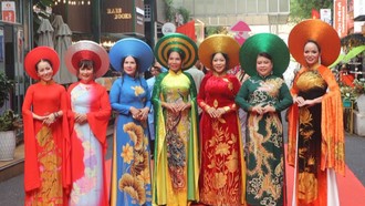 Các nữ doanh nhân khoe vẻ đẹp tà áo dài trên Đường Sách TPHCM