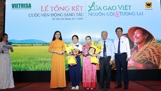 Ông Bùi Bá Bổng - Chủ tịch Hiệp hội ngành hàng lúa gạo Việt Nam (thứ 2 từ phải sang) và ông Ngô Văn Đông - Tổng Giám đốc Công ty CP Phân bón Bình Điền (bìa phải) trao giải cho các tác giả đạt giải.