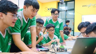 Học sinh làm quen với lập trình robotics trong giờ học STEM tại trường.