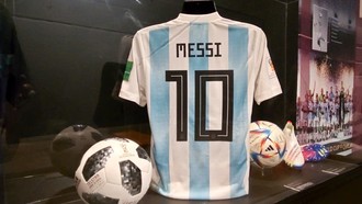 Ngắm áo Pele, Maradona, Messi, Ronaldo ở World Cup