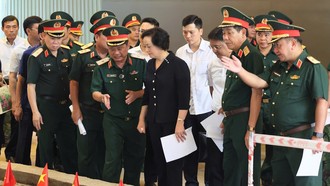Phó Thủ tường Phạm Thị Thanh Trà đang kiểm tra công tác triển khai tại Công viên Lê Thị Riêng