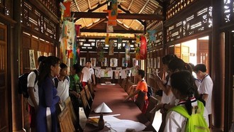 Du khách tham quan Bảo tàng Áo dài ở TPHCM