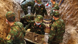 Đưa các mẫu vật nghi có hài cốt liệt sĩ lên khỏi hố