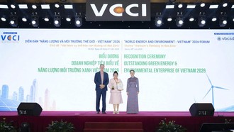 Bà Lâm Thúy Ái, Tổng Giám đốc Mebi Farm nhận chứng nhận và kỷ niệm chương Giải thưởng "Doanh nghiệp tiêu biểu về năng lượng môi trường xanh Việt Nam 2026".