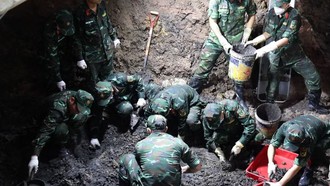 Các chiến sĩ cẩn thận tìm kiếm từng dấu tích của đồng đội