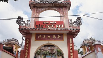 Cổng Đình Tân Thới Nhì với kiến trúc mang đậm nét đình làng Nam Bộ.
