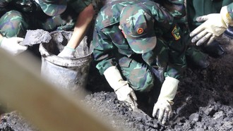 Các chiến sĩ đội tìm kiếm cẩn thận chọn lọc, nhặt từng mẩu xương của đồng đội