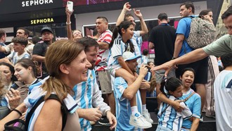 Một gia đình CĐV Argentina đến New York cổ vũ đội nhà. Ảnh: Trung Nghĩa
