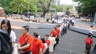 Sáng 27/7, dòng người xếp hàng dài như vô tận trong khuôn viên Công viên Lê Thị Riêng để viếng các liệt sĩ 