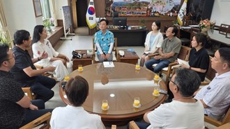 Lãnh đạo huyện Bonghwa - nơi lưu dấu dòng họ Lý, hậu duệ của hoàng thúc Lý Long Tường - tiếp đoàn công tác Hội Sân khấu TPHCM - Ảnh: NVCC