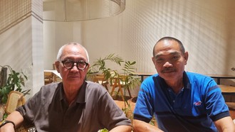 Hai nhà điêu khắc Bùi Hải Sơn (trái) và Hoàng Tường Minh