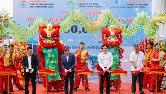 Đại diện hai đơn vị cùng cắt băng khánh thành khởi công dự án điện mặt trời áp mái