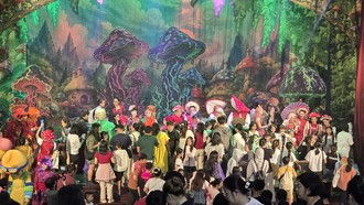 Khán giả thiếu nhi giao lưu với diễn viên sau giờ diễn.vở kịch "Làng Sờ Lay"
