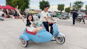 Đôi bạn trẻ chạy chiếc xe 3 bánh gắn thuyền (sidecar) hiếm có, mang phong cách cổ điển độc đáo