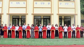 Đại diện Hội đồng thành viên, Ban Điều hành Agribank cùng các đại biểu Ngân hàng Nhà nước và tỉnh Cao Bằng cắt băng khánh thành công trình trường Tiểu học Vĩnh Quang, xã Lý Bôn - Cao Bằng