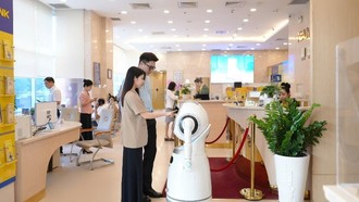 Khách hàng giao dịch tại Nam A Bank.