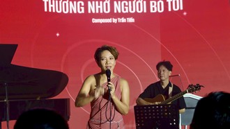 Ca sĩ Hà Trần hát các tác phẩm bất hủ của Văn Cao, Phạm Duy, Trịnh Công Sơn… Ảnh: Trung Nghĩa