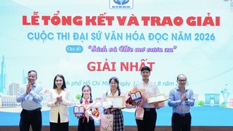 Đại diện Ban Tổ chức, Ban Giám khảo và đại biểu trao giải thưởng và biểu trưng Đại sứ Văn hóa đọc TPHCM năm 2026 cho thí sinh đạt giải Nhất Cuộc thi