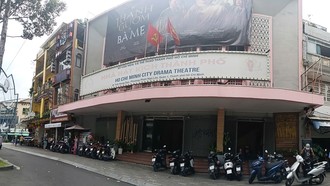 Rạp Công nhân (trước đây là rạp Nguyễn Văn Hảo, số 30 Trần Hưng Đạo) một thời là điểm đến của giới trẻ yêu cải lương.